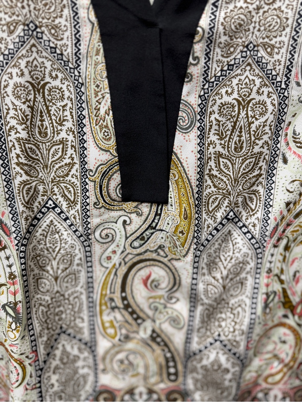 Etro Black and Cream Paisley V-Neck Top - Picture 8 of 8